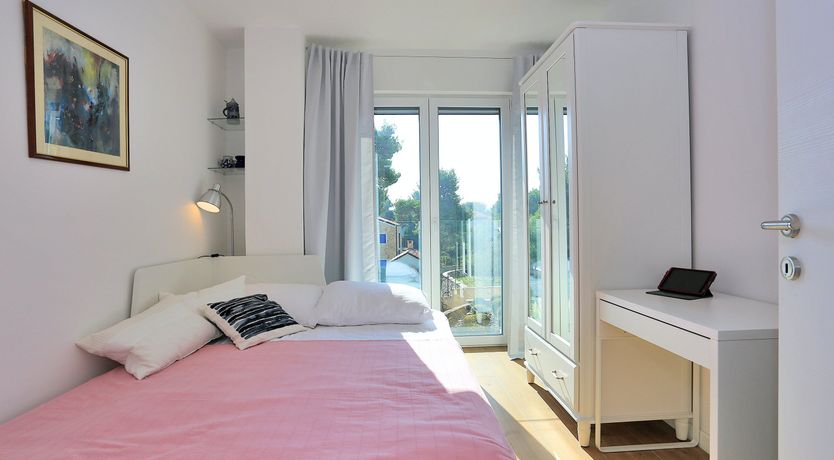 Photo of Lake & Mountain