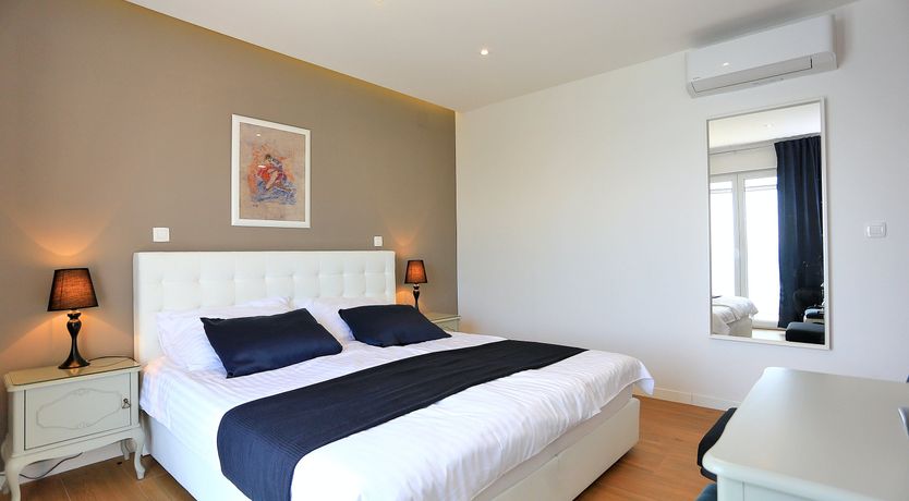 Photo of Lake & Mountain