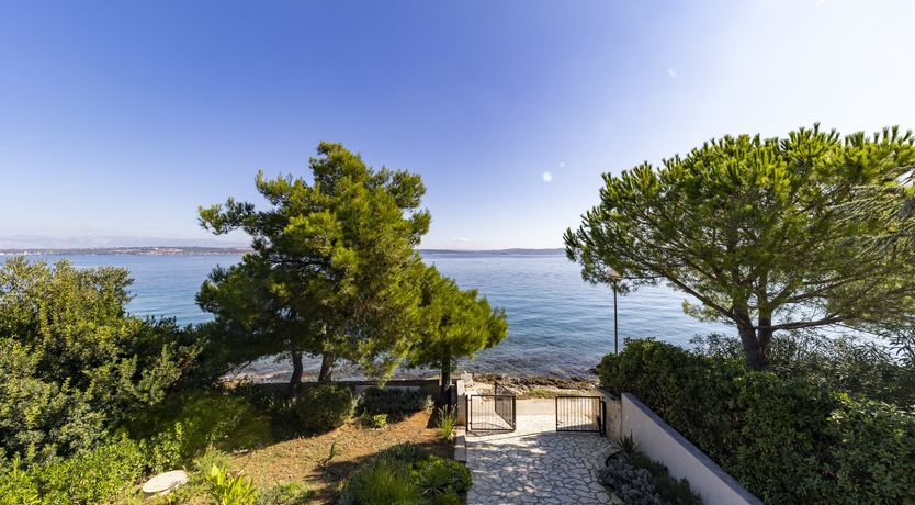 Photo of Lake & Mountain