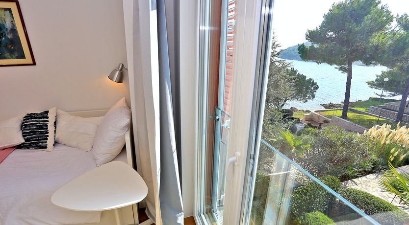 Photo of Lake & Mountain