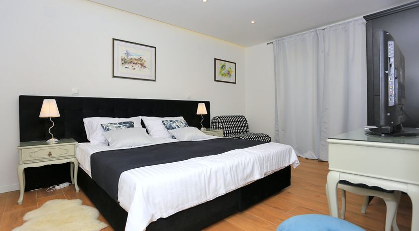 Photo of Lake & Mountain