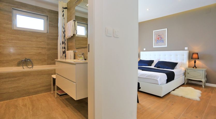 Photo of Lake & Mountain