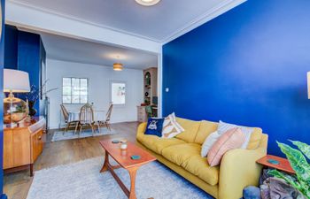 Golden Seaside Holiday Cottage