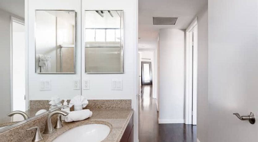 Photo of Holla, Holla