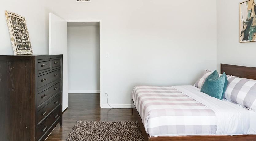 Photo of Holla, Holla