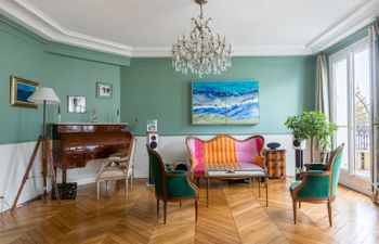 Vibrant & Classic Apartment