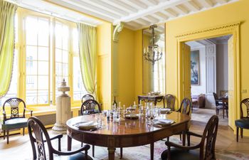 Monsieur Jaune Apartment