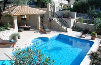 Bedecked in Gold Holiday Home
