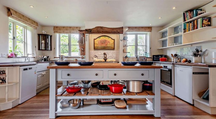 Photo of 5 Bed in Fifehead Neville