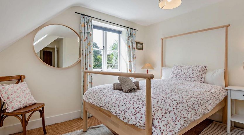 Photo of 5 Bed in Fifehead Neville