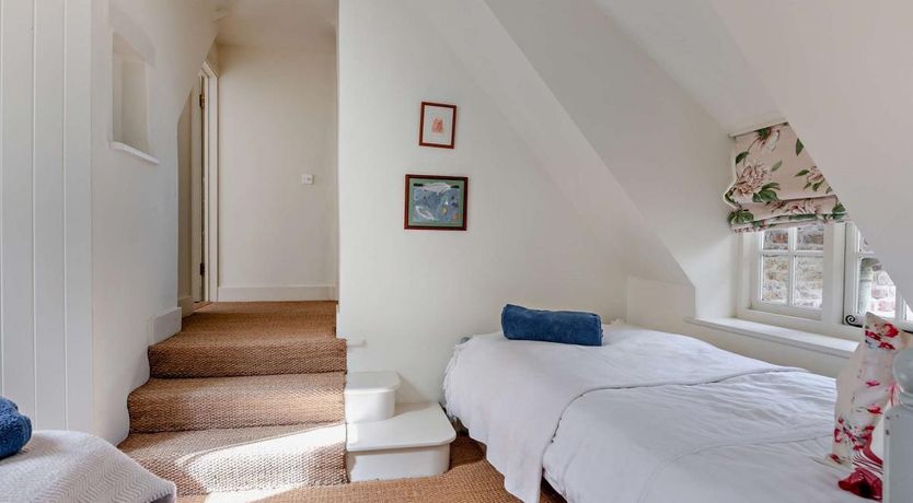 Photo of 5 Bed in Fifehead Neville