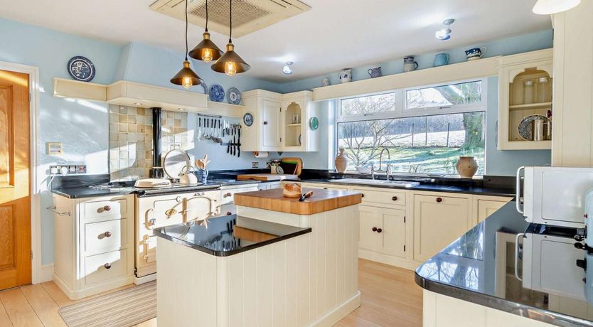 Photo of 5 Bed in Windermere