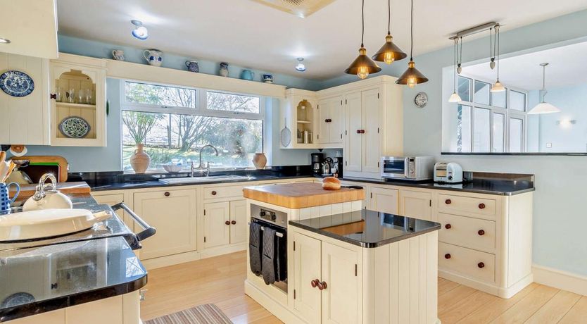 Photo of 5 Bed in Windermere