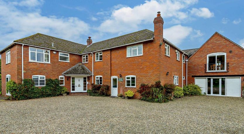 Photo of 9 Bed in Clows Top