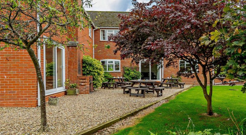 Photo of 9 Bed in Clows Top