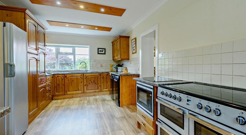 Photo of 9 Bed in Clows Top