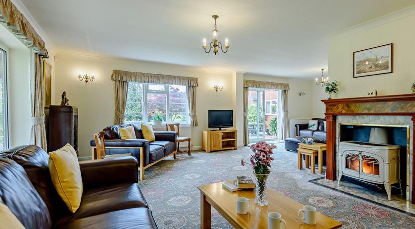 Photo of 9 Bed in Clows Top