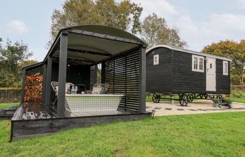 Dragonfly Shepherd's Hut Holiday Cottage