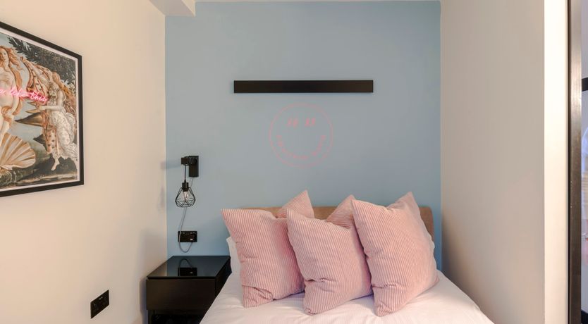 Photo of Neon on Neon