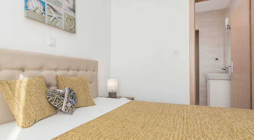 Photo of Golden Glance