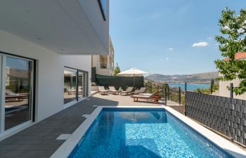 Coastline Cottage Holiday Home