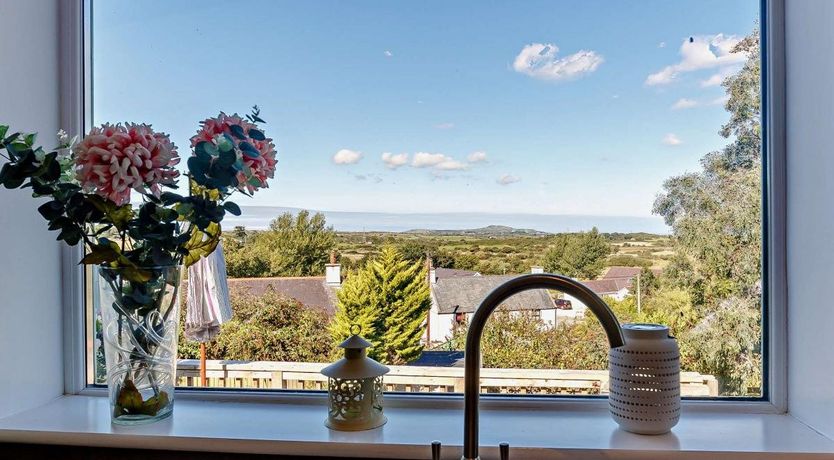 Photo of 3 Bed in Carreglefn