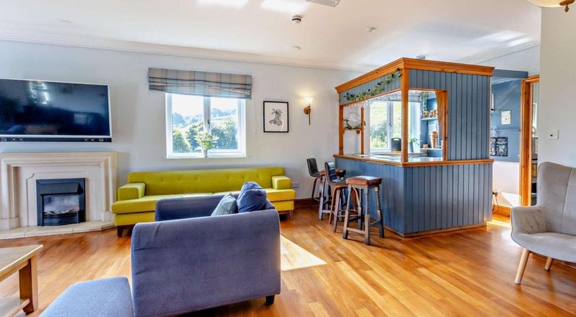 Photo of 11 Bed in Llandre