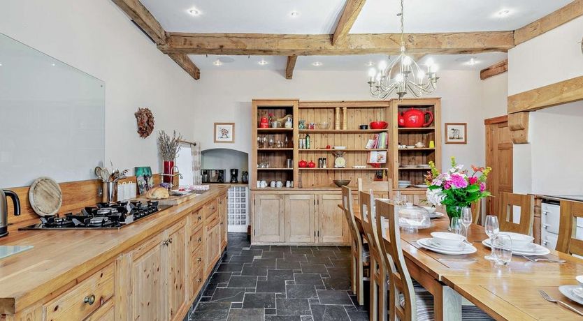 Photo of 4 Bed in Cleedownton