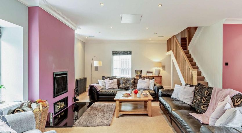 Photo of 4 Bed in Cleedownton