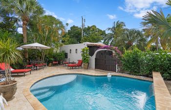 Blue Water & Palm Trees Holiday Home