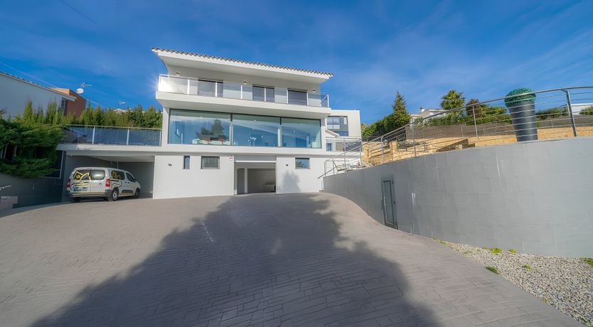 Photo of Elegant Beach Retreat