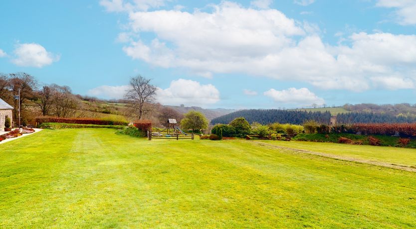 Photo of West Hollowcombe Farm Cottages - full site
