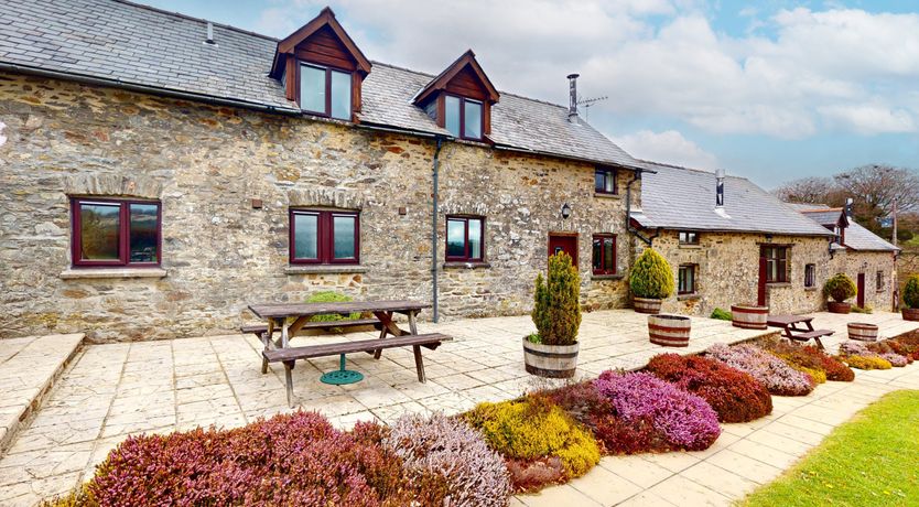 Photo of West Hollowcombe Farm Cottages - full site