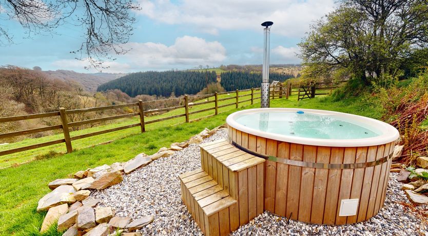 Photo of West Hollowcombe Farm Cottages - full site