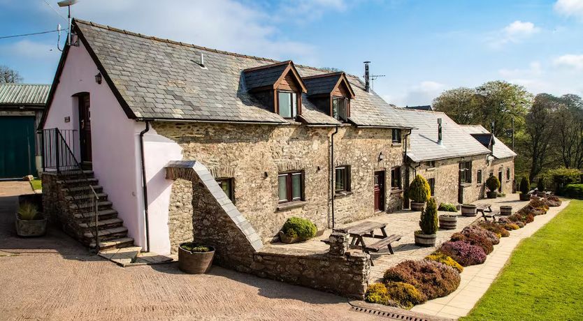 Photo of West Hollowcombe Farm Cottages - full site