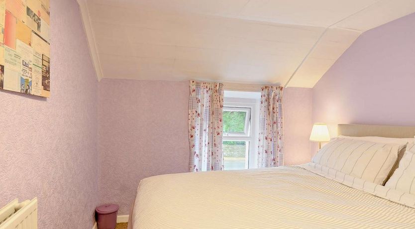 Photo of 2 Bed in Fishguard