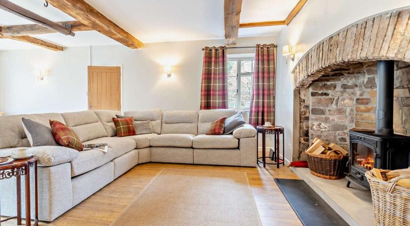 Photo of 3 Bed in Abercamlais