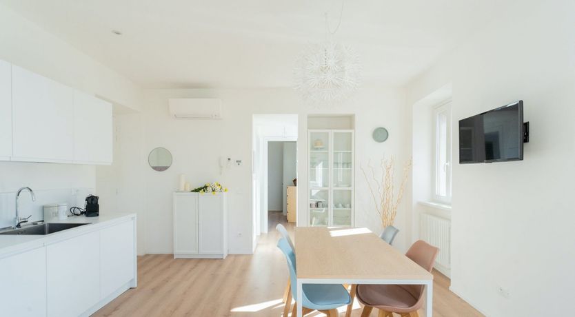 Photo of Como Charmer