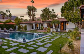 The Red Light of California Holiday Home