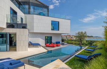 Majestic Sea Villa Holiday Home
