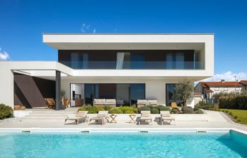 Stunning Sea Views Holiday Home