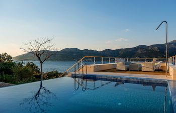 Whisper In The Moonlight Holiday Home