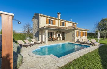 Green Evening Holiday Home