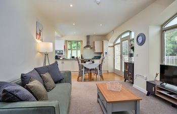 Lush River Retreat Apartment