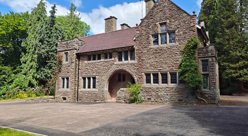 Photo of 5 Bed in The Hendre