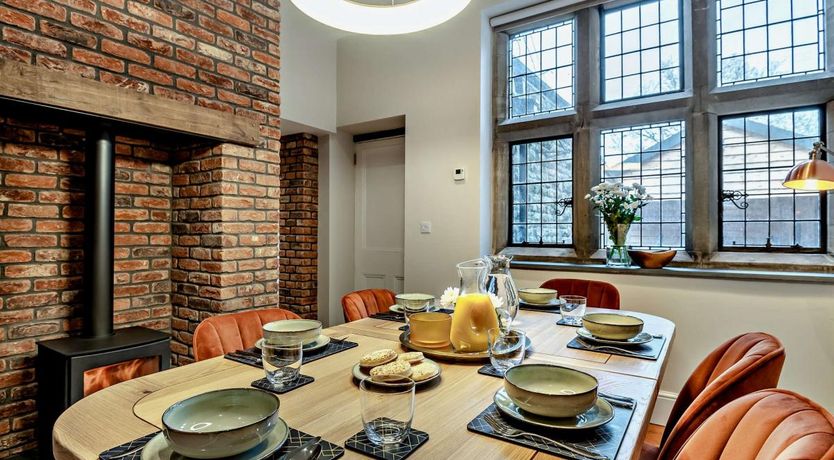 Photo of 5 Bed in The Hendre