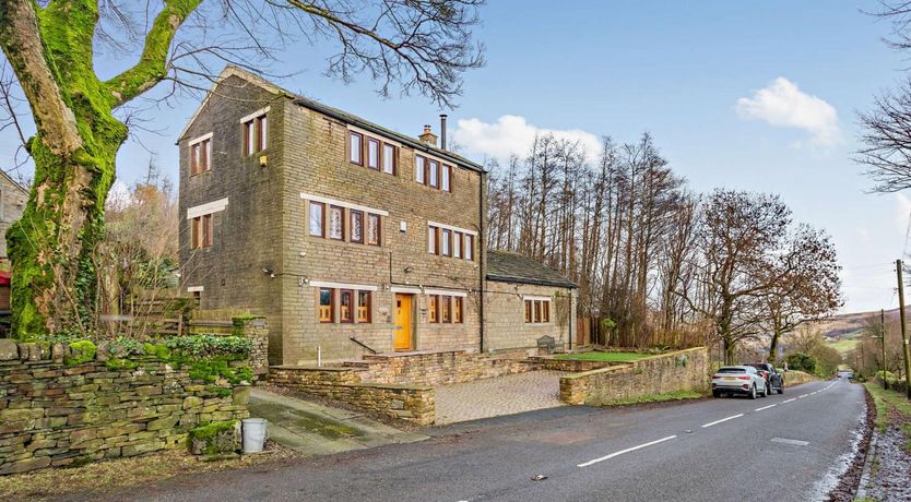 Photo of 4 Bed in Huddersfield
