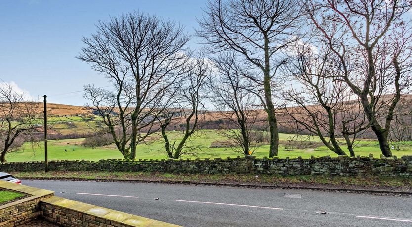 Photo of 4 Bed in Huddersfield