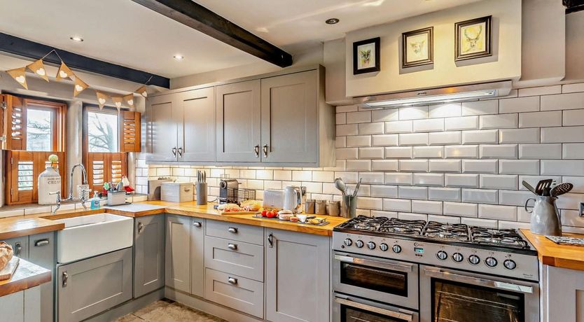 Photo of 4 Bed in Huddersfield