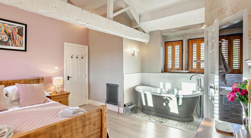 Photo of 4 Bed in Huddersfield